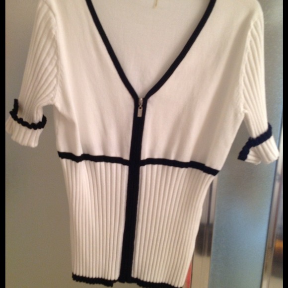 White and black short sleeve zip up sweater top.