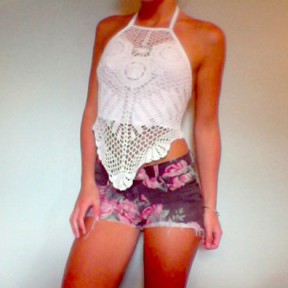 Tops - ❗SOLD❗Beautiful White Crochet Crop Top