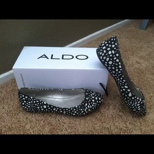 Beautiful size 9 black and white ALDO flats