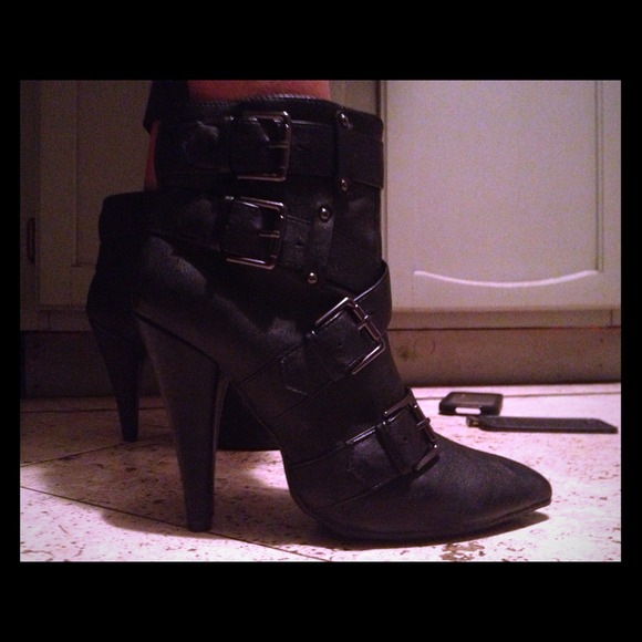 Black boot with buckles