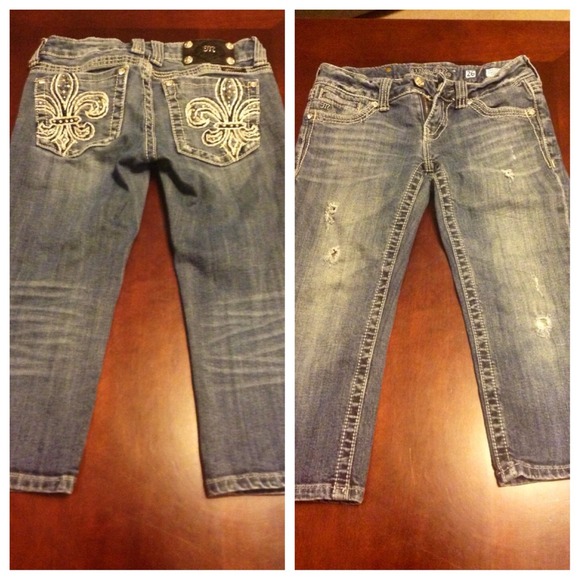 Size 26 Miss Me Capris. Fleur De Lis design. - Picture 1 of 1