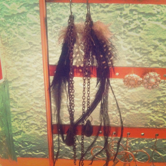 Black feather earrings! 💜