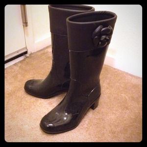 black Camilla flower rain boots 6