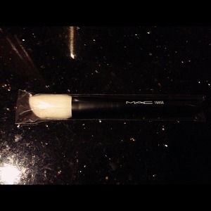 M.A.C 168 SE Large Angled Contour Brush