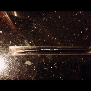 M.A.C 266 SE Small Angled Brush