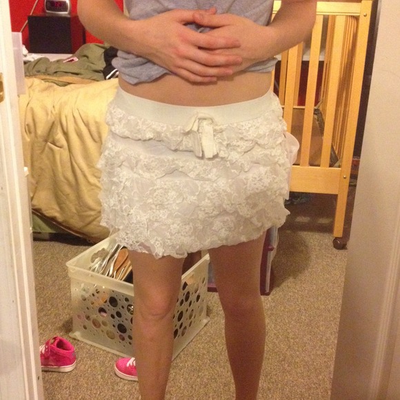 Short off-white lace skirt - Picture 4 of 4