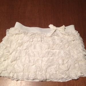 Short off-white lace skirt