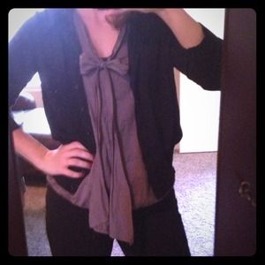 Lilac sleeveless shirt with bow detail