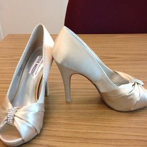 Steve Madden Champagne Satin Catelyn Shoe Size 6