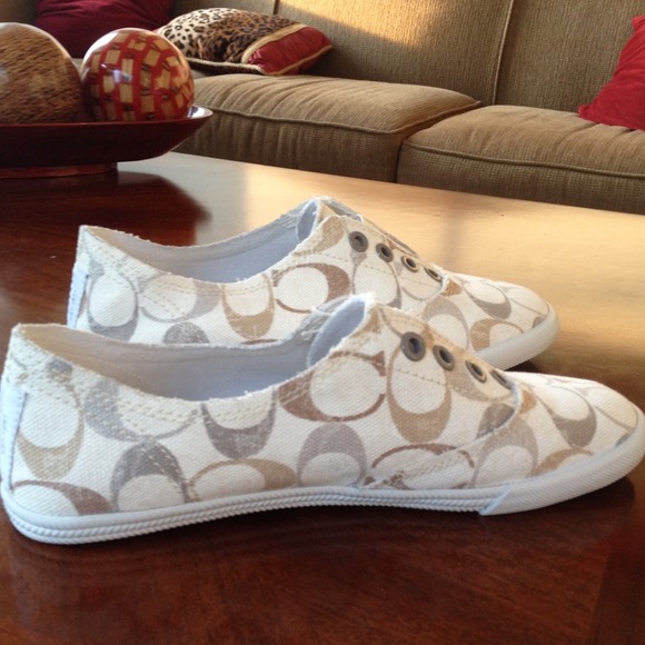 🔑SOLD  🔑signature Coach sneakers - Picture 2 of 3