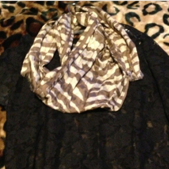 ⚡⚡DEAL of the DAY⚡⚡✌ 💯authentic silk scarf -COACH - Picture 2 of 3