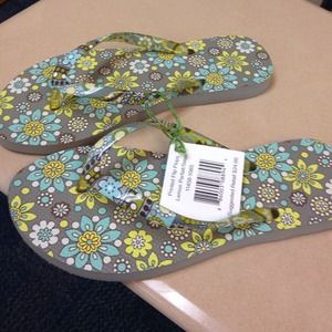 Vera Bradley Flip Flops in Lemon Parfait S (5-6)