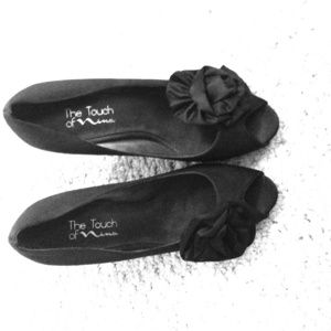 Heels! Black flowers on them! Size 9 1/2