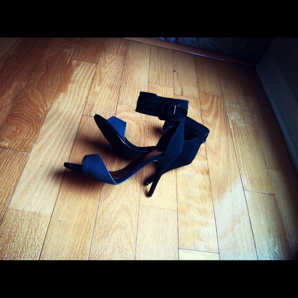 SOLD Faux Black Croc Embossed Leather Cuff Heels - Picture 4 of 4