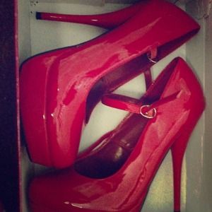 Size 7.5 heals only worn once each