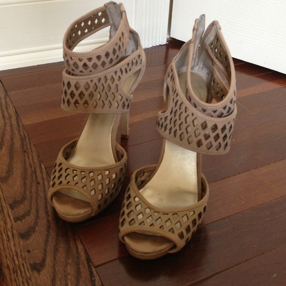 Nude Nine West Heels - Picture 1 of 3
