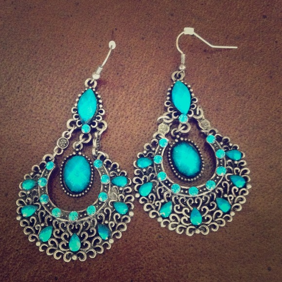 🚫Sold 🚫in a bundle.Turquoise Rhinestone Earrings