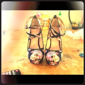 Gorgeous brand new floral heels 🌸