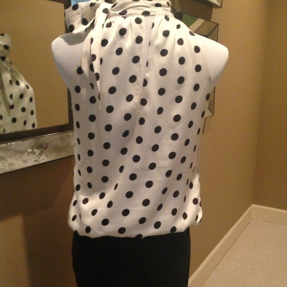 Sold in bundle! WHBM sleeveless top - Picture 2 of 2