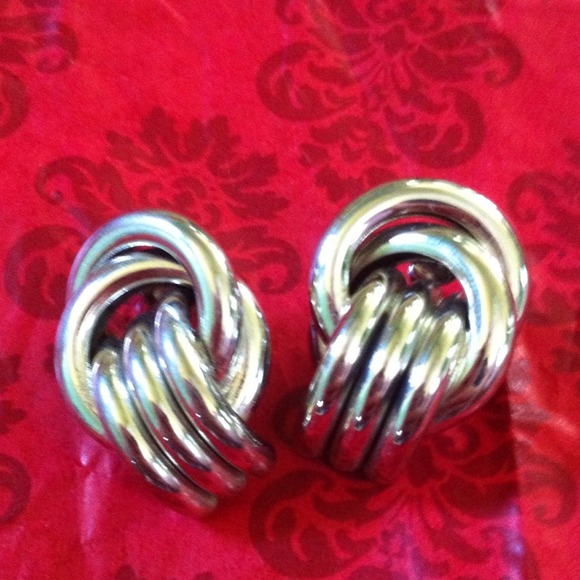 Jewelry - Pretty silver tone earrings nicely designed