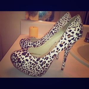 Cute, leopard print heels!