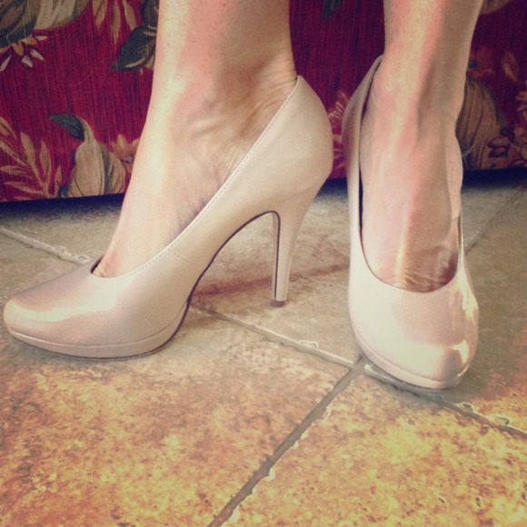 Nude patent pumps