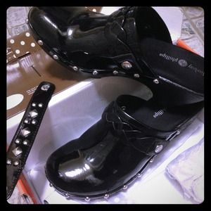 Lindsey Phillips clogs