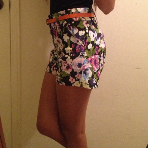 Floral Highwaisted short with free belt. - Picture 2 of 4