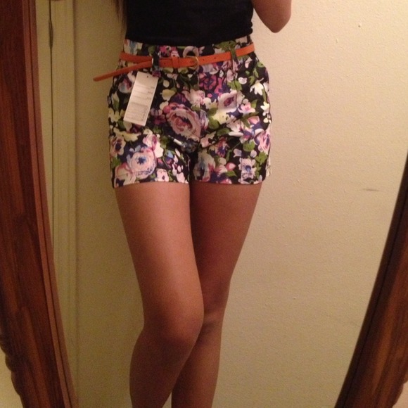 Floral Highwaisted short with free belt. - Picture 3 of 4