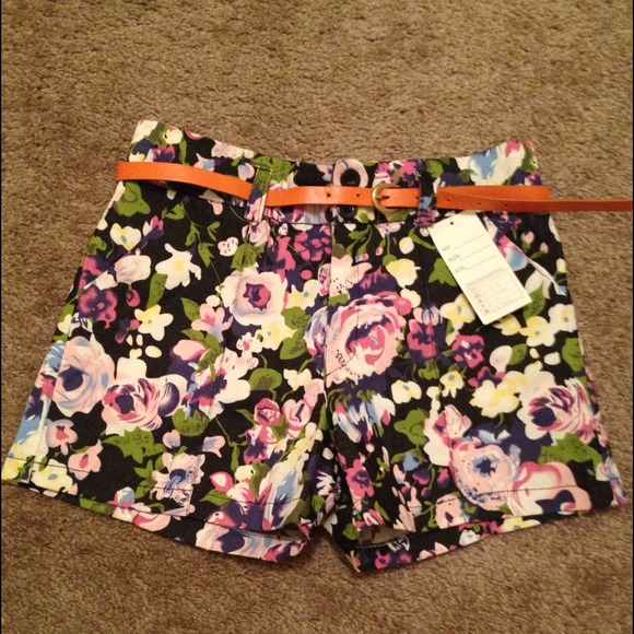 Floral Highwaisted short with free belt. - Picture 4 of 4