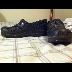 ✂REDUCED✂Beautiful leather black Dansko Clogs