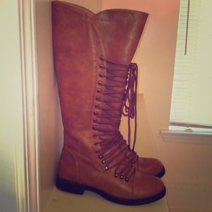 BROWN, LACE-UP BOOTS!!