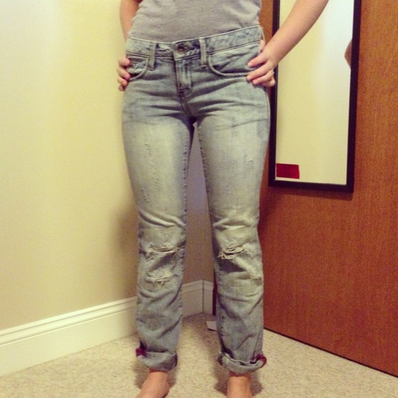 Boyfriend cut light jean capris