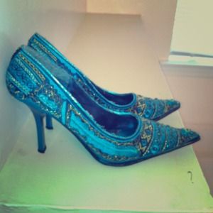 TURQUOISE PUMPS!
