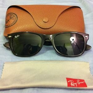 Rayban Wayfarer in tortoise.