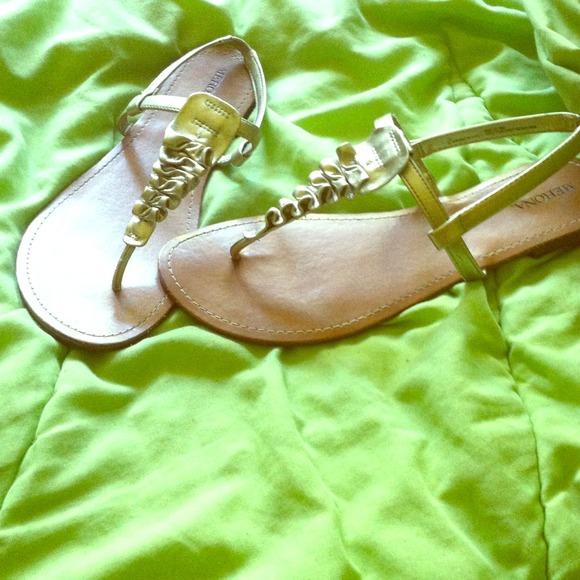 gold sandals. 💛