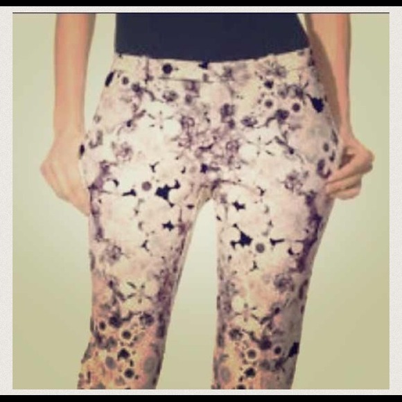 🚨Sold🚨Floral black and white ankle pants