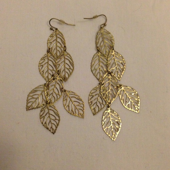 ⛔SOLD⛔ Gold leaf dangle earrings f21