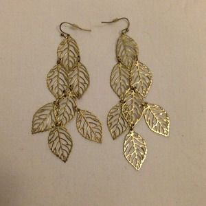 ⛔SOLD⛔ Gold leaf dangle earrings f21