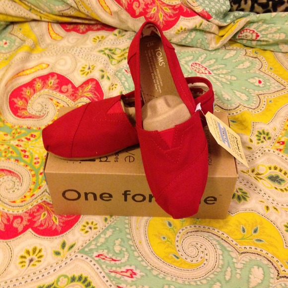 🚫SOLD🚫RED TOMS 😍