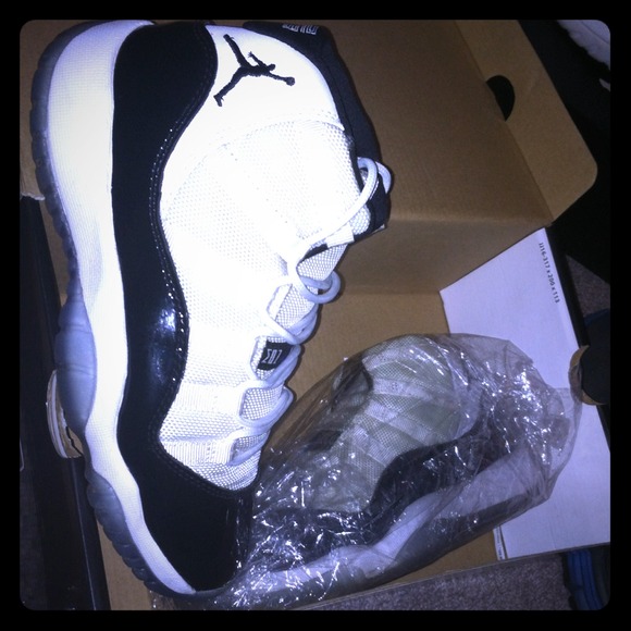 SOLD Jordan 11 Concord size 4.5y