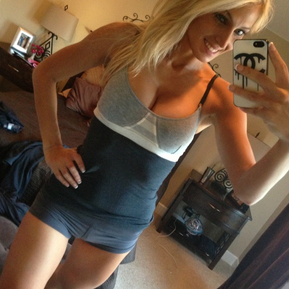 MOVING! MAKE OFFER!Gorgeous lululemon tank 4
