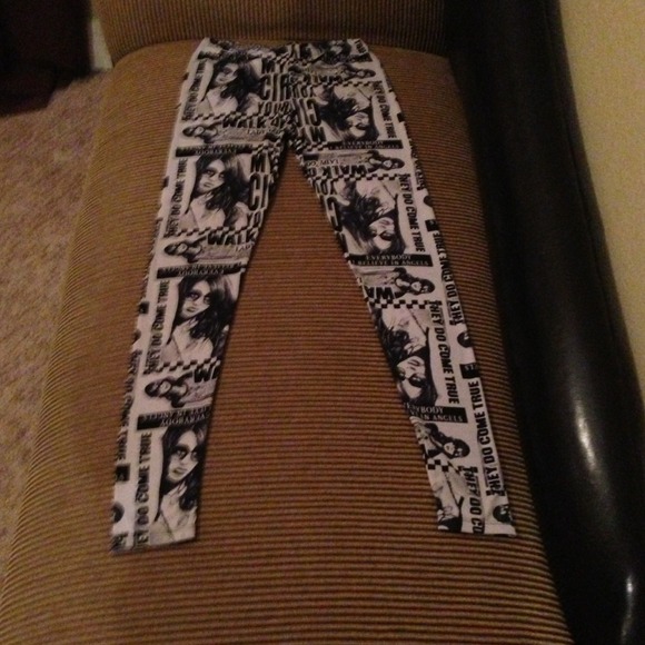 Newspaper leggings size small
