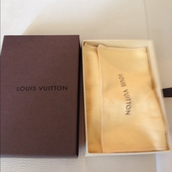 KEEPING 😍AUTH LV Eclipse Key Charm - Picture 3 of 4