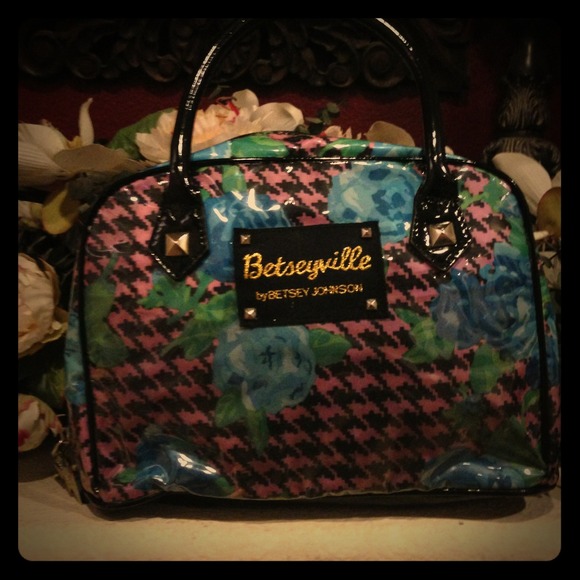 Betsey Johnson Traveling Makeup Bag!