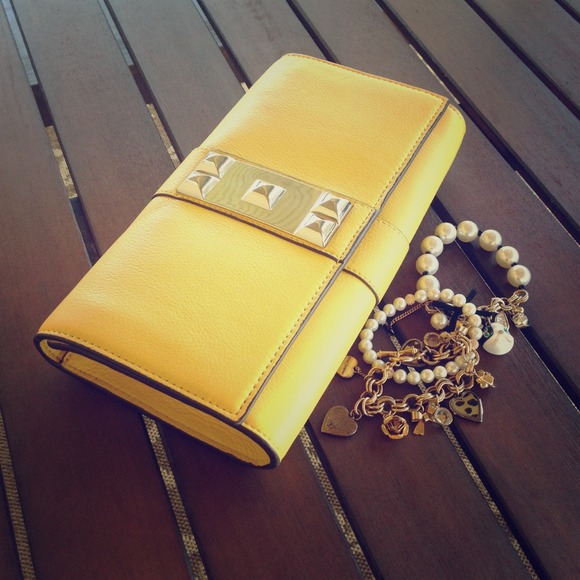 ⭕️unavailable LOWEST PRICE New Vince Camuto clutch