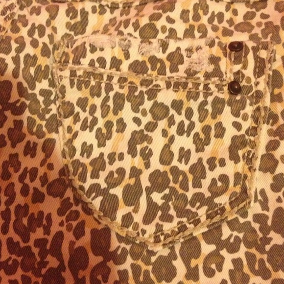 Grey frayed cheetah print denim shorts - Picture 4 of 4