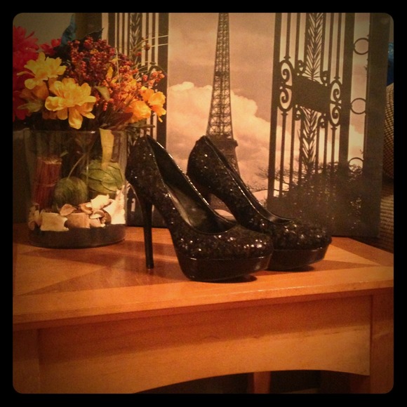 Black sequins 👠😻