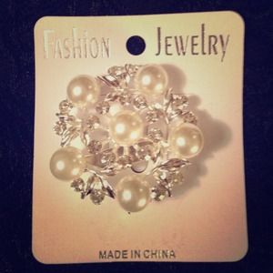 NWT 6 Vintage-Style Pearl Rhine. Bridal Brooches