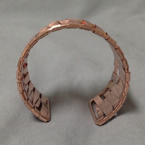 🚫BUNDLED🚫rose gold zigzag bangle - Picture 3 of 4